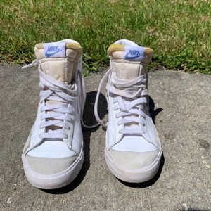 Nike Womens Blazer Mid '77 SE 'Sisterhood - White Metallic Silver'